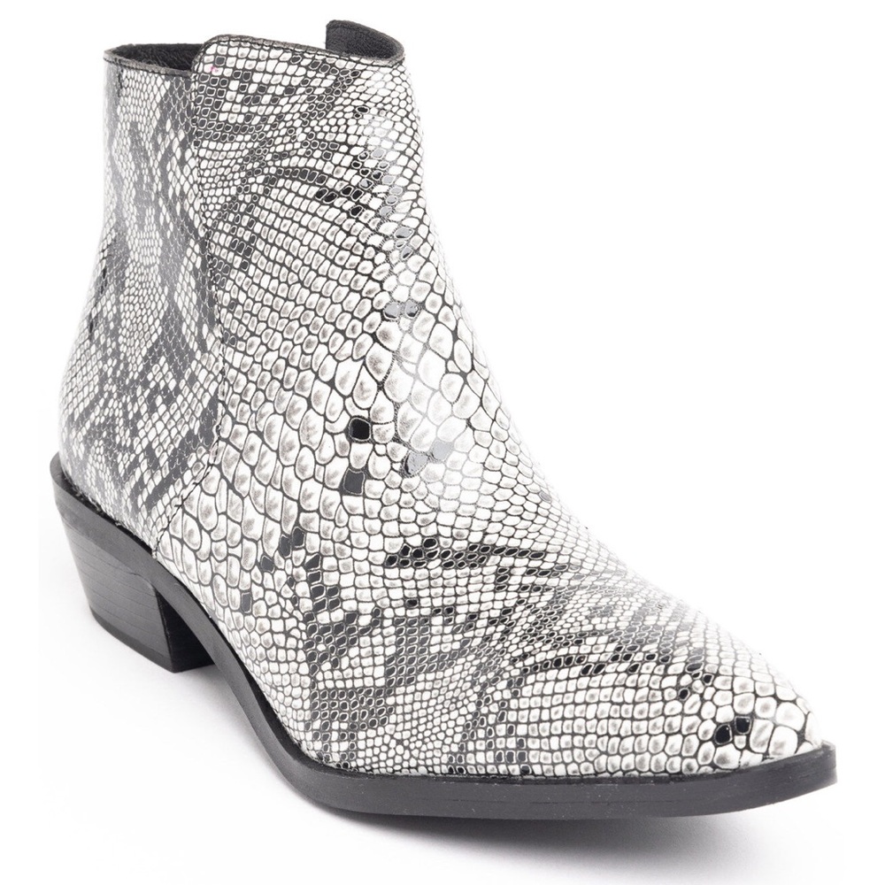 Shyanne
SHAYANNE WHITE LEATHER, FAUX SNAKESKIN DESIGN, WESTERN COWBOY size 8